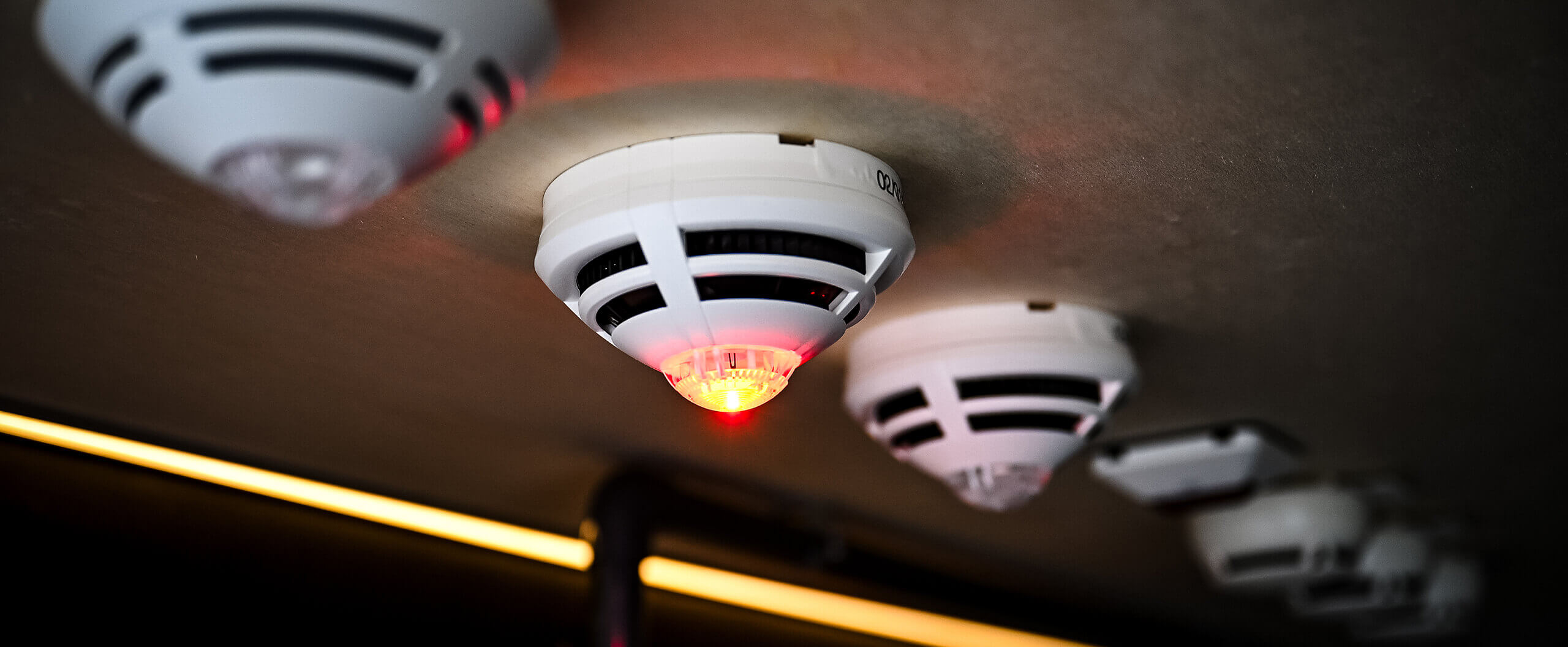 Mehrere Rauchmelder, einer blinkt