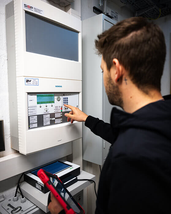 Mann tippt an einem Gerät